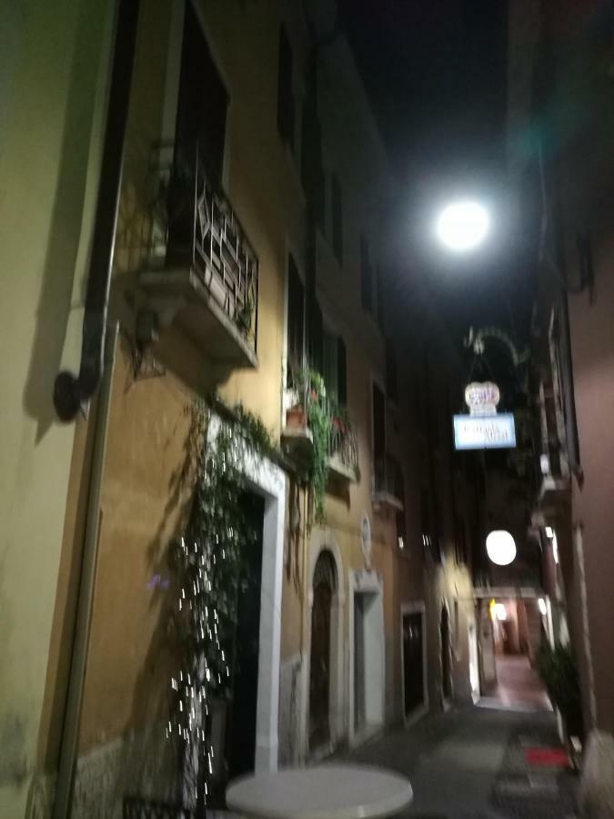 Dreamy Apartment Tre Corone Old Town Дезенцано-дель-Гарда Экстерьер фото